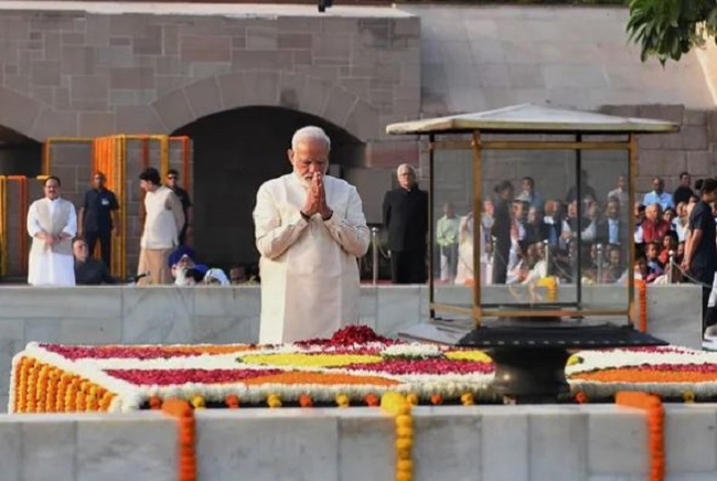 PM Modi pays tributes to Mahatma Gandhi