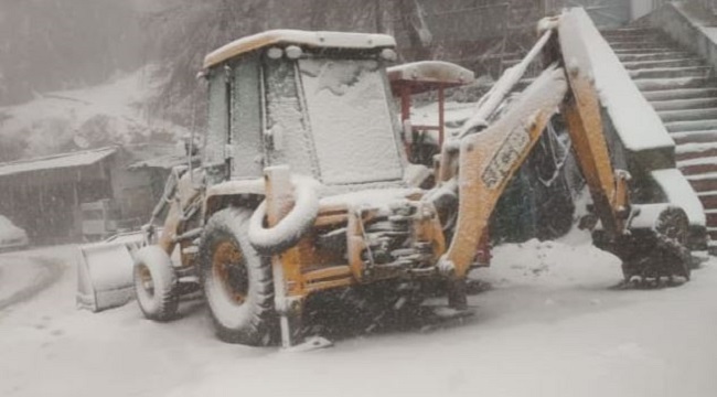 Heavy snowfall in Pithoragarh