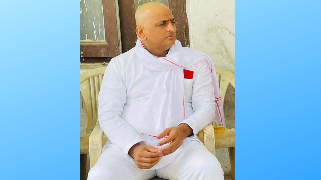 Another touching picture of Akhilesh Yadav with a shaven head
