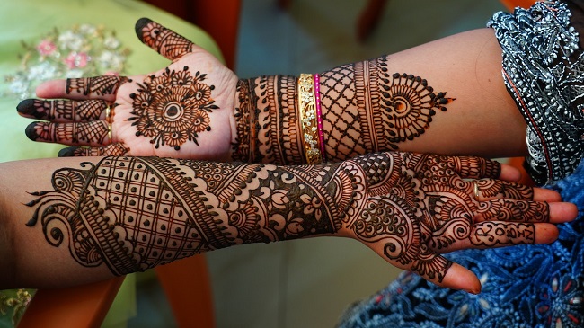 Henna is an important part of their look in Karwa Chauth