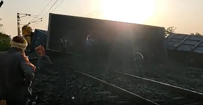 20 loaded coal wagons derailed in Amravati