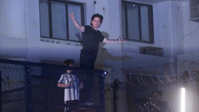 Shah Rukh Khan greets fans with his 'signature pose'