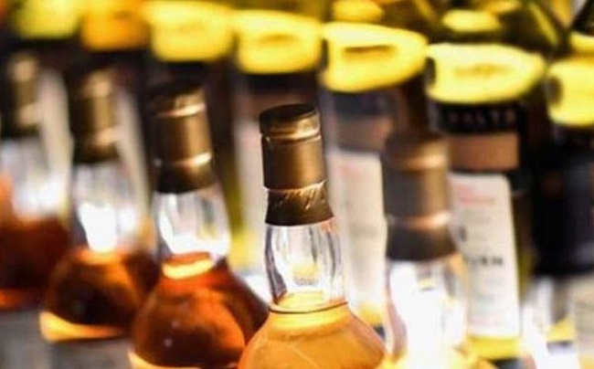 Illicit liquor, cash, and jewelry worth more than 21 Crores seized by Police (File)