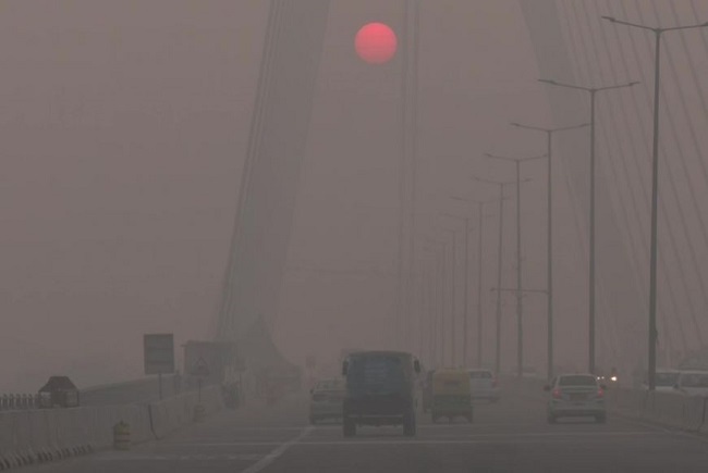 Delhi wakes up to thick smog, air quality index dips to 'severe' (File)