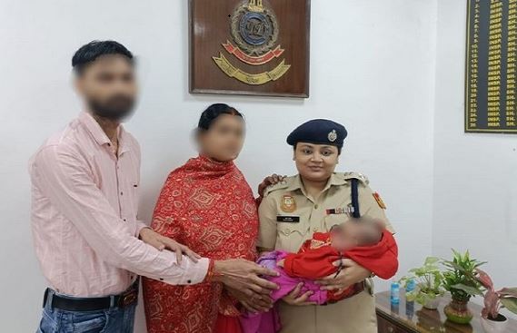 DCP (South East) Esha Pandey handing over to the parents the infant after rescuing him from the kidnapper woman
