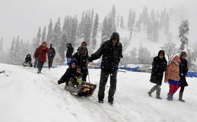 Snowfall in upper reaches of Kashmir Valley