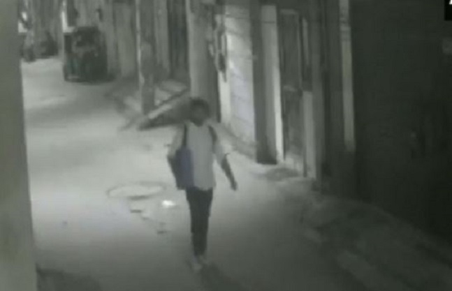 Grab from CCTV visuals of Aftab carrying bag at a street outside his house