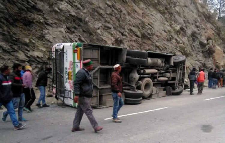 Sixteen tourists injured in road accident