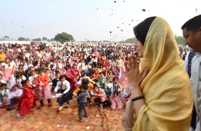 Dimple Yadav holds mega roadshow in Jaswantnagar