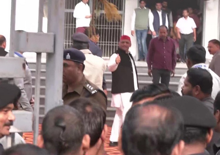 SP chief Akhilesh yadav at polling booth in Etawah