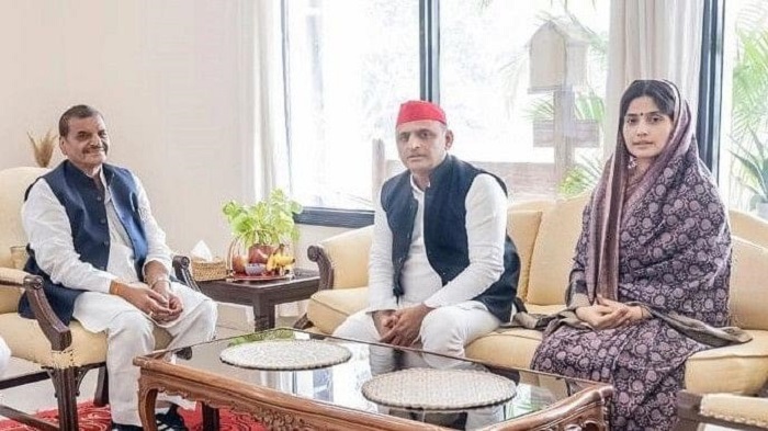 SP Chief Akhilesh Yadav flanked by Shivpal Singh Yadav and Dimple Yadav (File)