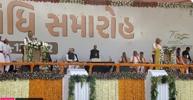 Governor Acharya Devvrat administering the oath of office of Chief Minister to Bhupendra Patel
