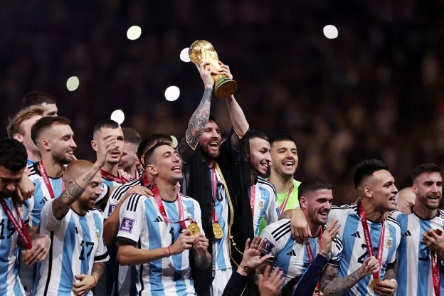 Argentina players hold aloft the World Cup trophy after besting France in a tense penalty shootout on Sunday