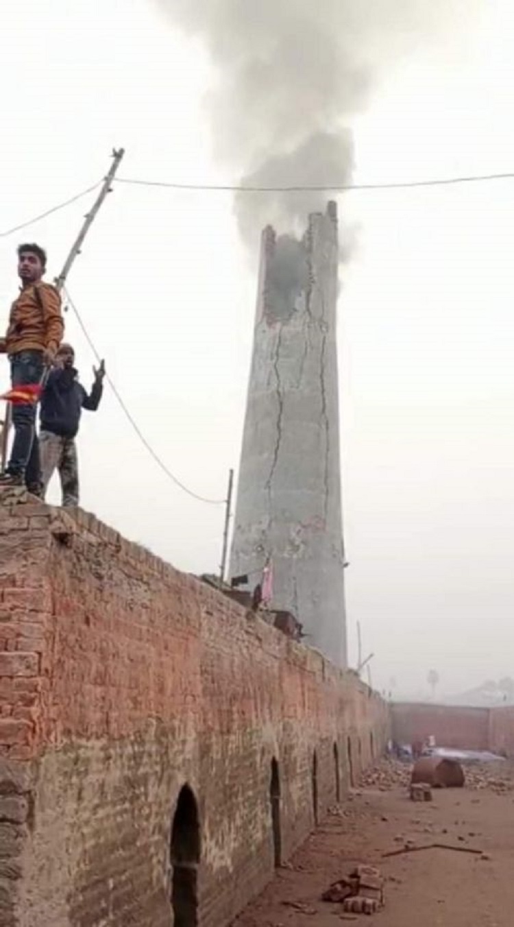 Seven people dead in East Champaran brick kiln chimney collapse.