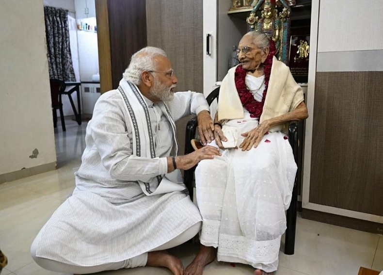 PM Narendra Modi with his mother (File)