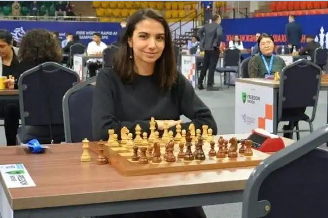 Árbitra iraniana de xadrez entra em conflito com a FIDE sobre