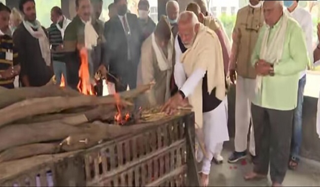 PM Modi performs last rites of his mother