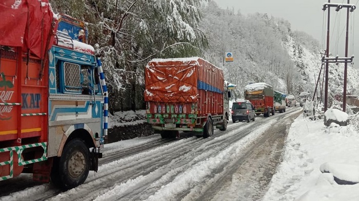 Severe snowfall blocks highways and roads in HP