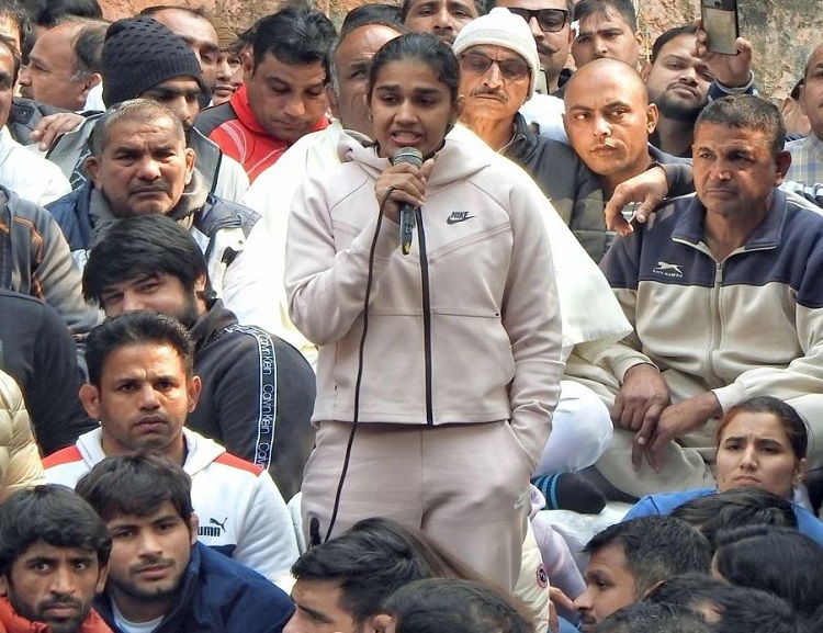 Babita Phogat meets protesting wrestlers In Delhi