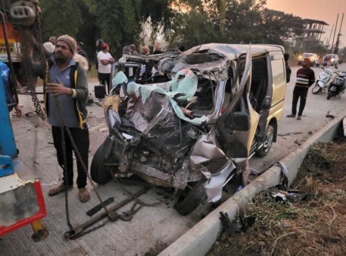 9 killed in car-truck collision in Raigad
