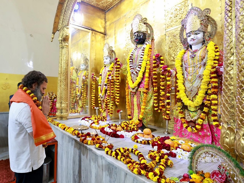Rahul Gandhi offers prayers at Raghunath Temple