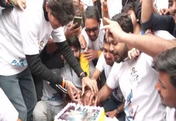 Fans welcome SRK's 'Pathaan' with cakes