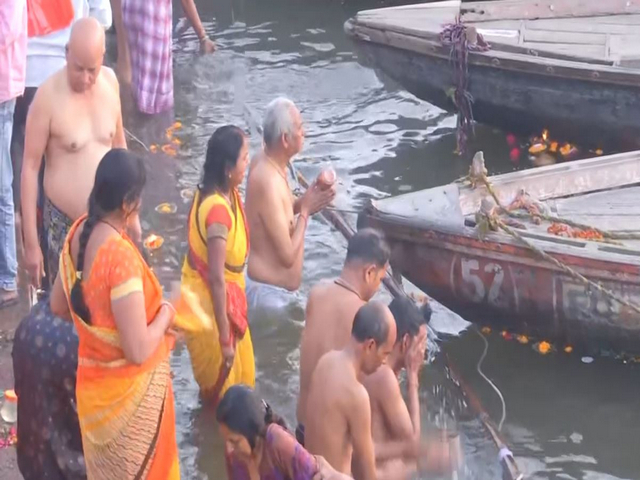 Devotees take holy dip in Ganga on Sunday morning