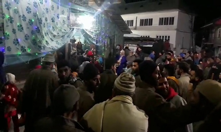 Devotees at Shrine of  Syed Noor Shah Wali Baghdadi