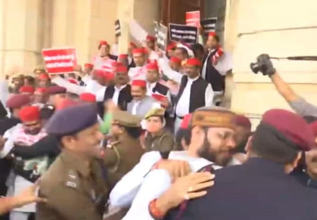 SP Holds Protest Outside UP Assembly