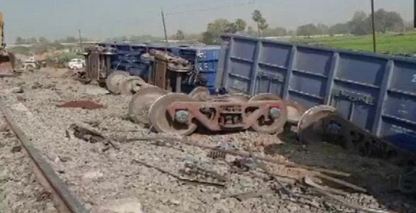 13 wagons of goods train derailed in Bihar