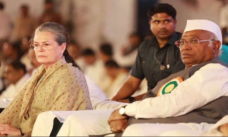 UPA Chairperson Sonia Gandhi (L), Congress President Mallikarjun Kharge at Congress Session