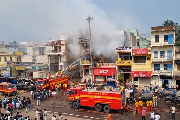 Major fire breaks out at Laxmi Market Complex in Puri
