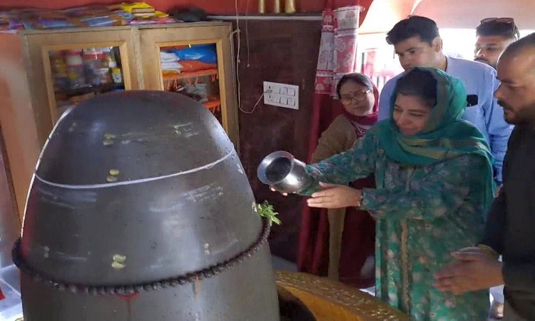 Mehbooba Mufti offers 'jal' to lord Shiva in a Poonch temple