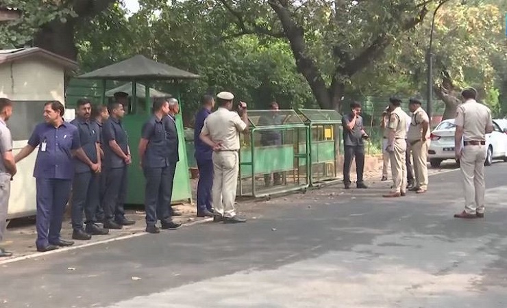 Police arrive at Rahul Gandhi's residence
