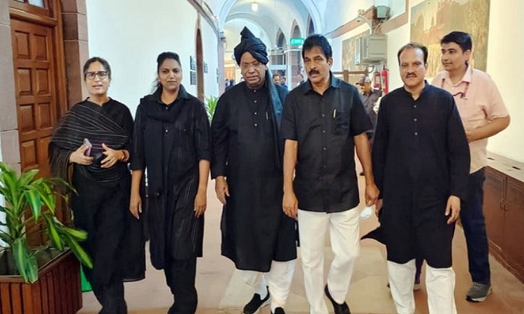 Old picture (2022) of Mallikarjun Kharge and other MPs in black clothes
