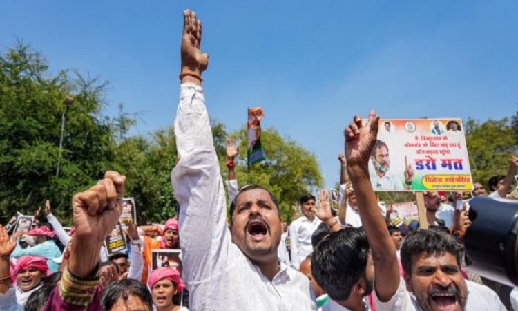 IYC members protest  at Jantar Mantar