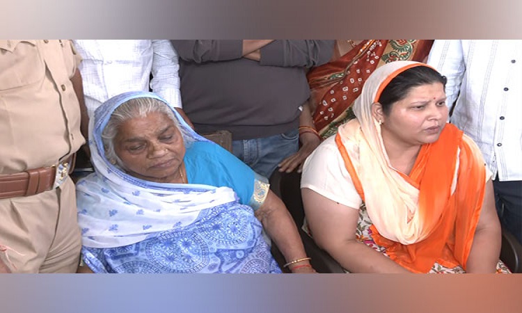 Umesh Pal's mother and wife