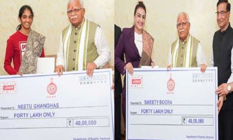 Haryana CM Khattar hands over Rs. 40L Cheque to Boxing champs Nitu (L),  Saweety