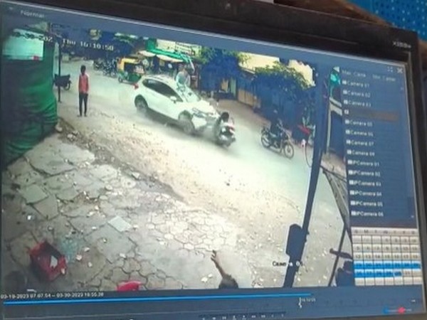 Two  killed in a car mishap in Indore (CCTV image)