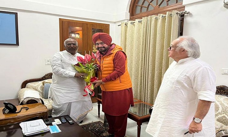 Navjot Singh Sidhu with Mallikarjun Kharge and Jairam Ramesh