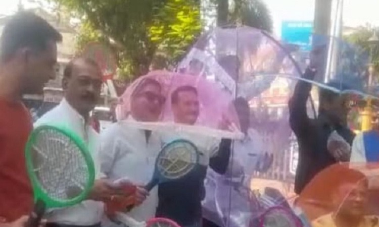 Congress workers stage a unique protest  in Indore