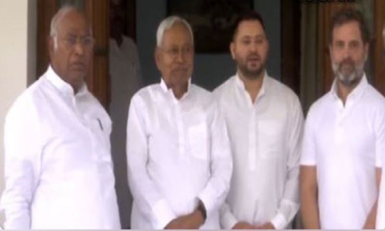 From left  Mallikarjun Kharge, Nitish Kumar, Tejashwi Yadav and Rahul Gandhi