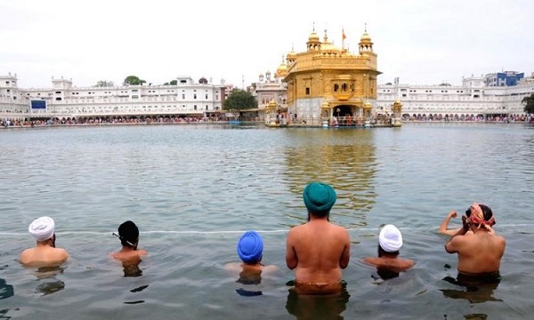 Devotees take holy dip in 'sarovar' at Golden Temple in Amritsar