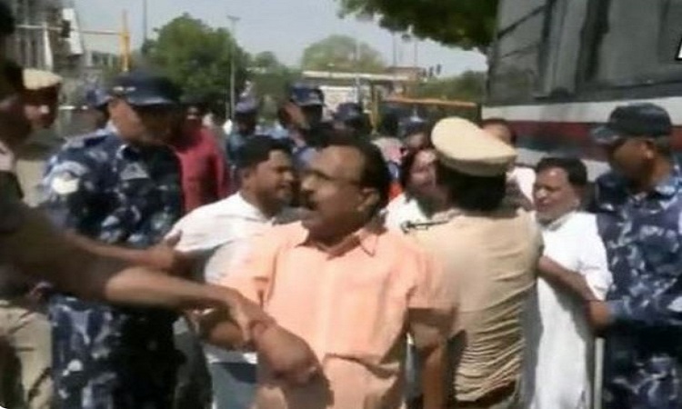 AAP supporters being detained at Delhi's Kashmiri Gate