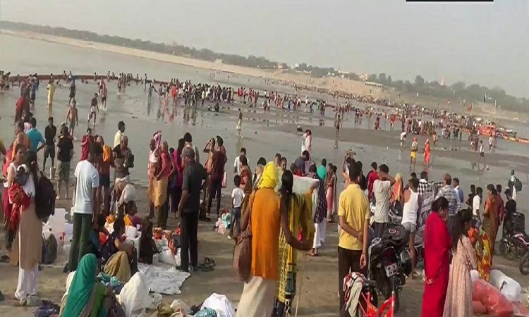 Thousands of devotees take holy dip at Sangam on Akshaya Tritiya