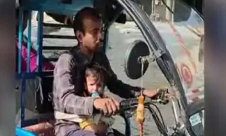 Kamlesh drives  e-rickshaw with 1-year-old daughter in his lap