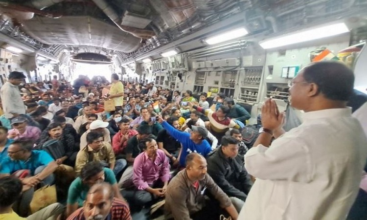MoS V Muraleedharan with Indian evacuees from Sudan