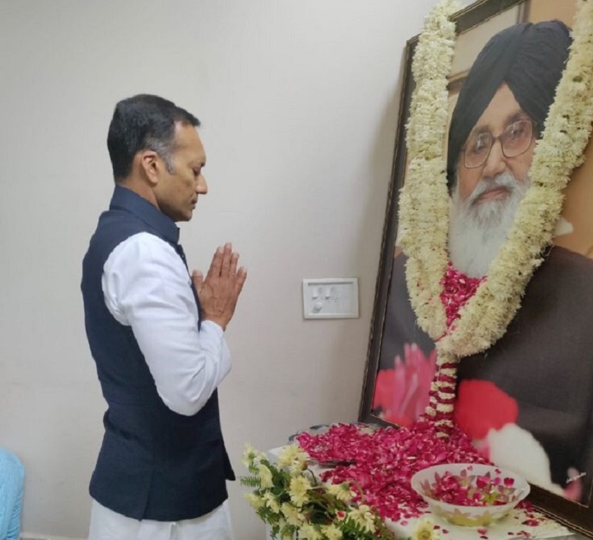 Naveen Jindal offered floral tributes to Sardar Prakash Singh Badal