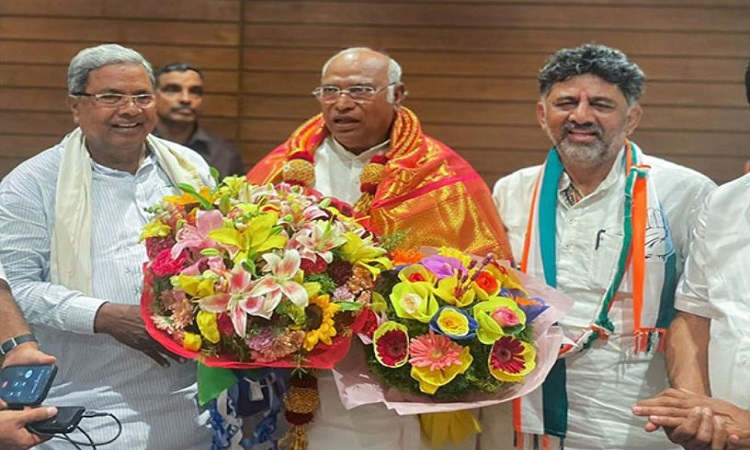(From Left) Former Karnataka CM Siddaramaiah, Cong chief Kharge, DK Shivakumar (File)
