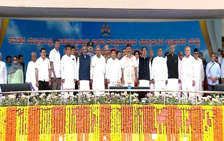 CM Siddaramaiah, Dy CM Shivakumar and other Ministers after  swearning-in with Governor
